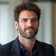 Photo de profil de Vincent Petit, un homme d'affaires souriant et décontracté.