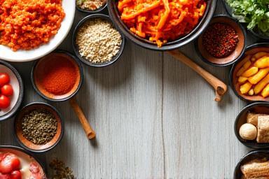 Diversité d'ingrédients exotiques pour pizzas fusion